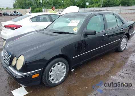 1997 Mercedes-Benz E 320 z USA, uszkodzony, nr VIN WDBJF55F5VJ036330